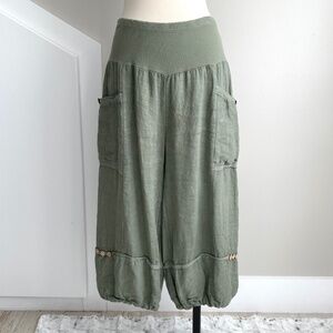 Linen balloon leg below knee cargo shorts in olive green - Size M